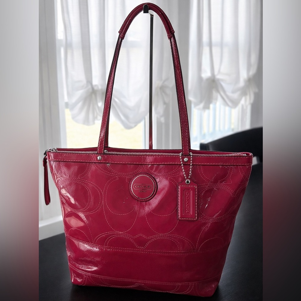 โจ COACH Berry Pink Signature Patent Leather Tote - Iconic stitched "C" pattern - Picture 2 of 16